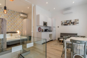 Modern and Bright- 2 Bd 2 Bth - Center